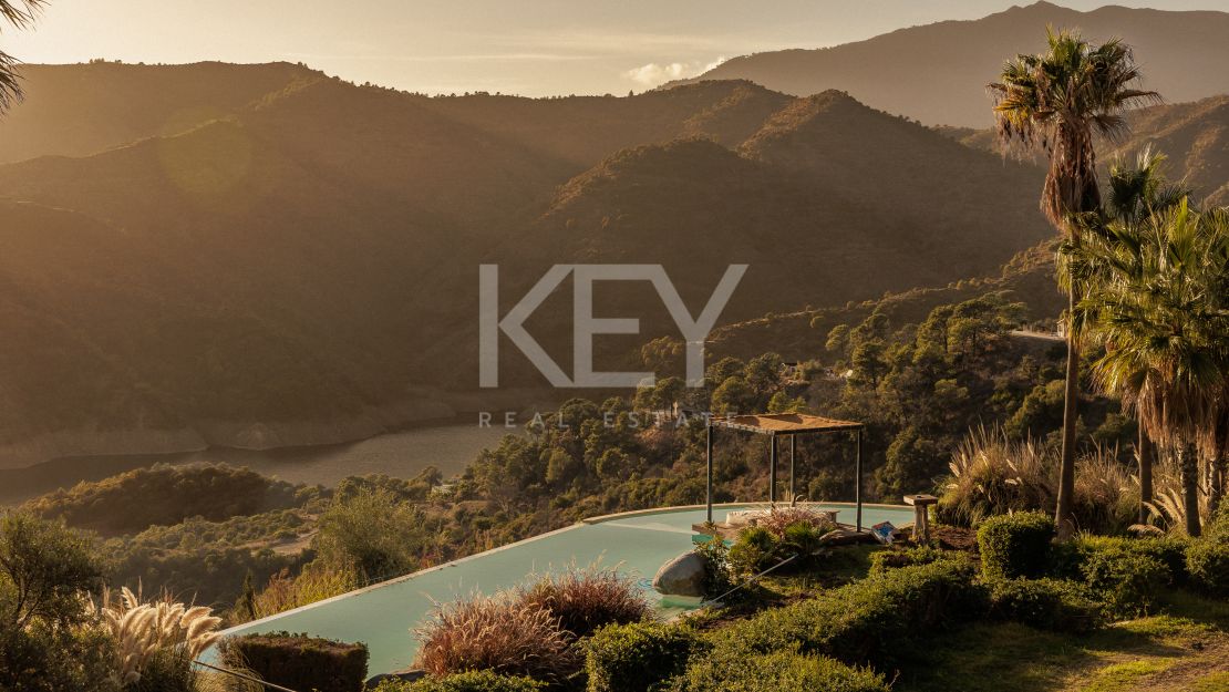 Unique Villa with Views over Lake in Marbella
