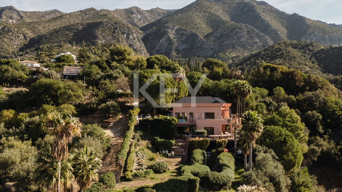Unique Villa with Views over Lake in Marbella
