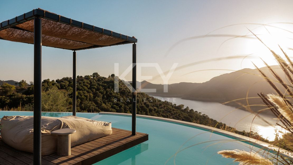 Unique Villa with Views over Lake in Marbella