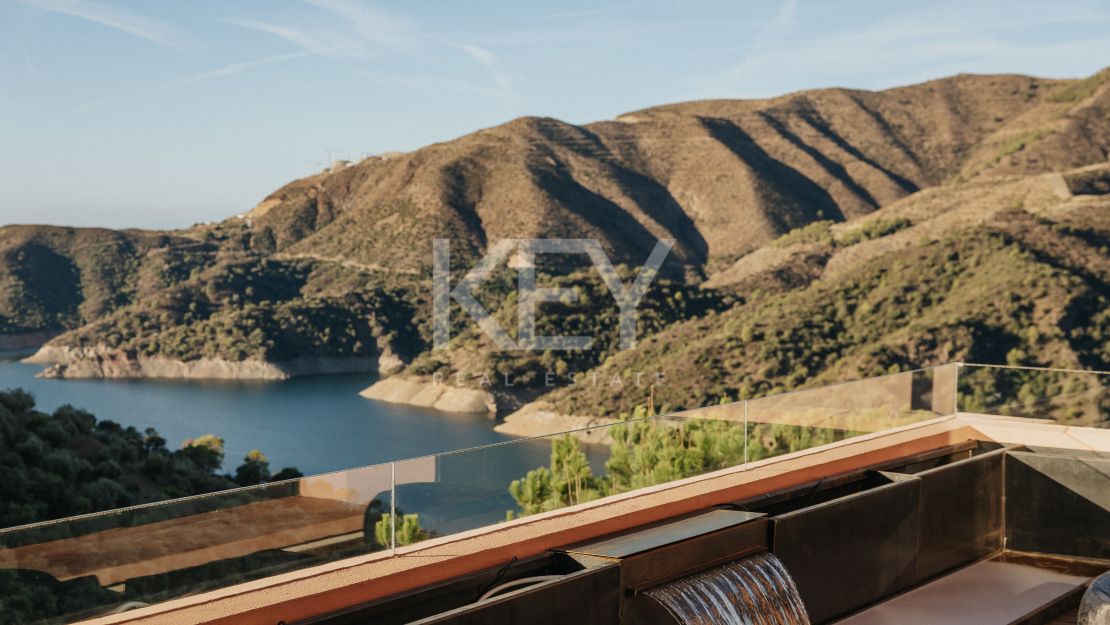 Unique Villa with Views over Lake in Marbella