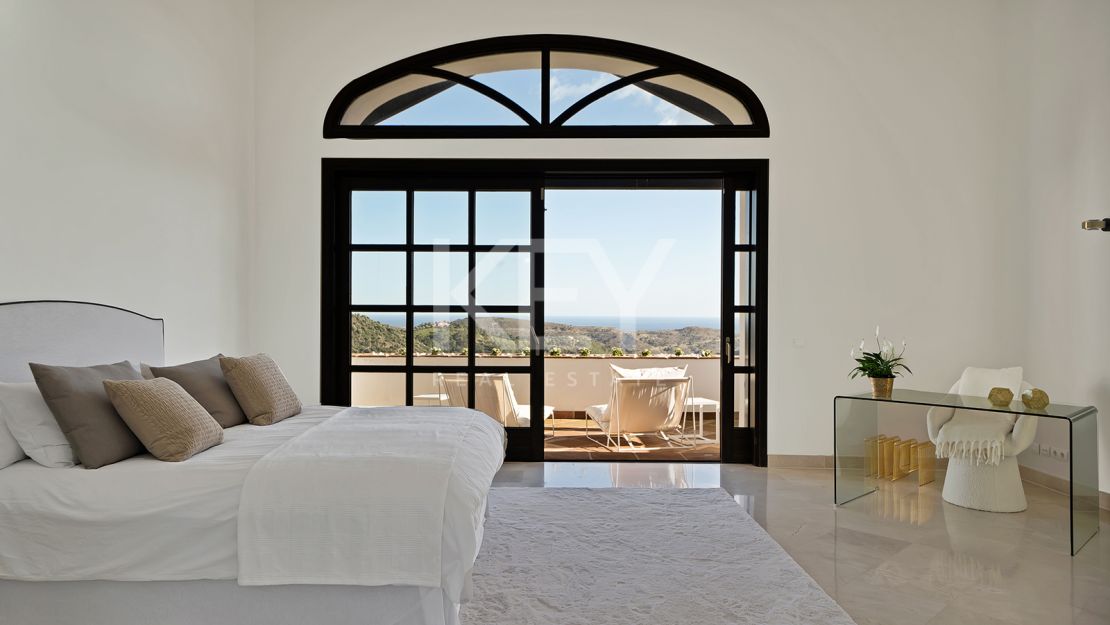 Villa Excepcional con Vistas Panorámicas al Mar en una Gran Parcela en Benahavís