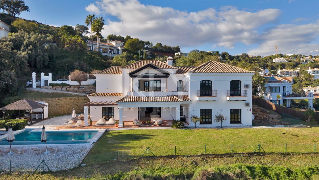 Villa Excepcional con Vistas Panorámicas al Mar en una Gran Parcela en Benahavís