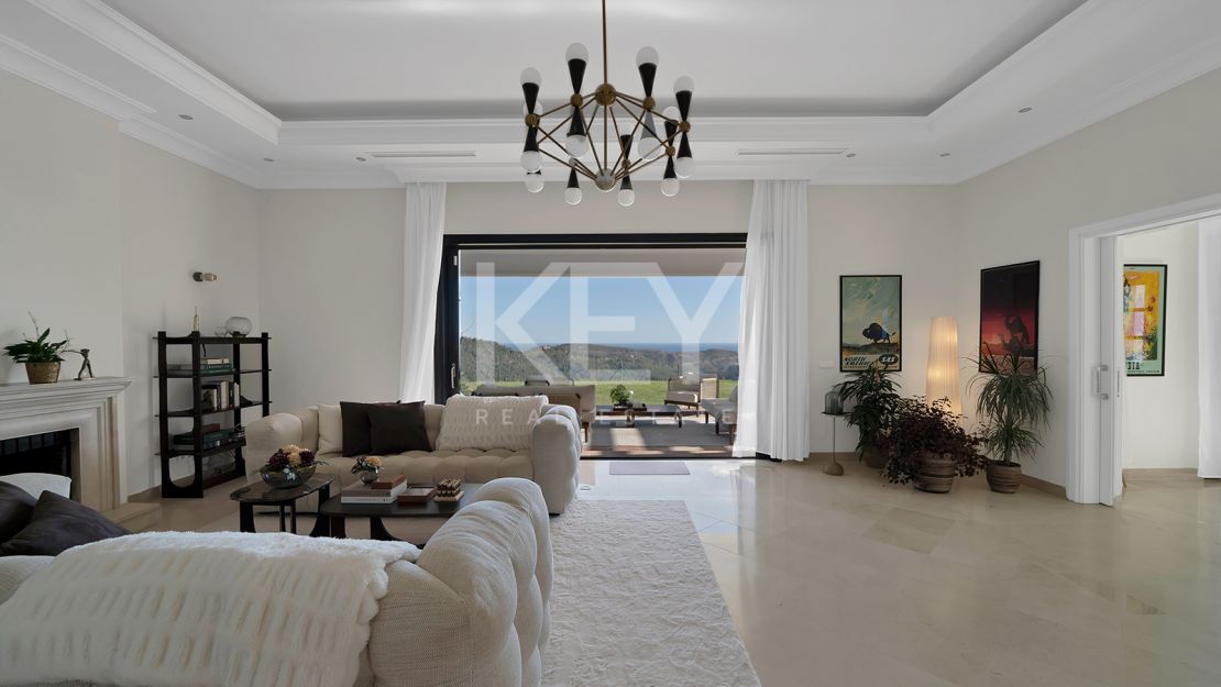 Villa Excepcional con Vistas Panorámicas al Mar en una Gran Parcela en Benahavís