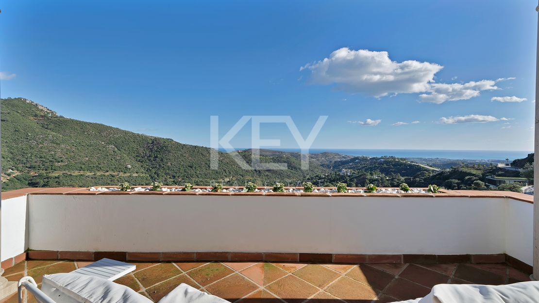 Villa Excepcional con Vistas Panorámicas al Mar en una Gran Parcela en Benahavís