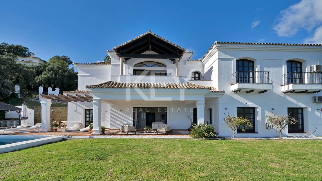 Villa Excepcional con Vistas Panorámicas al Mar en una Gran Parcela en Benahavís