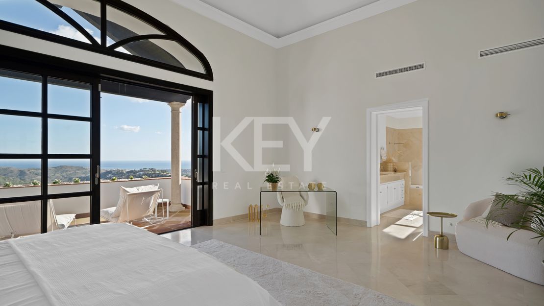 Villa Excepcional con Vistas Panorámicas al Mar en una Gran Parcela en Benahavís