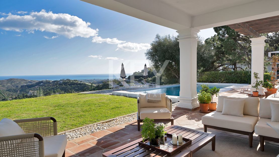 Villa Excepcional con Vistas Panorámicas al Mar en una Gran Parcela en Benahavís