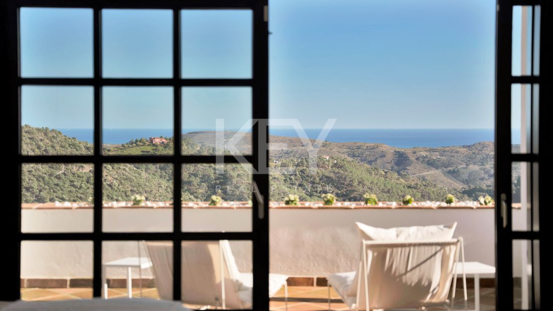 Villa Excepcional con Vistas Panorámicas al Mar en una Gran Parcela en Benahavís
