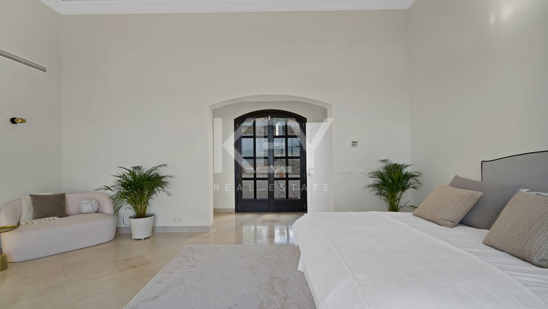 Villa Excepcional con Vistas Panorámicas al Mar en una Gran Parcela en Benahavís