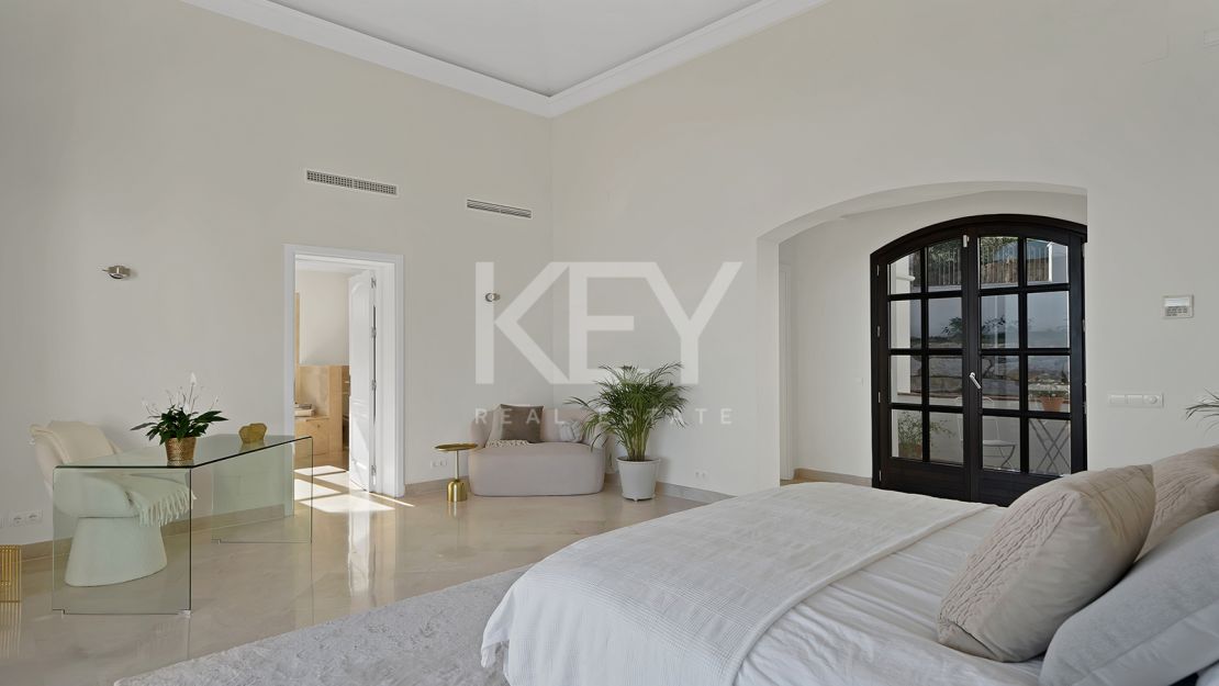 Villa Excepcional con Vistas Panorámicas al Mar en una Gran Parcela en Benahavís
