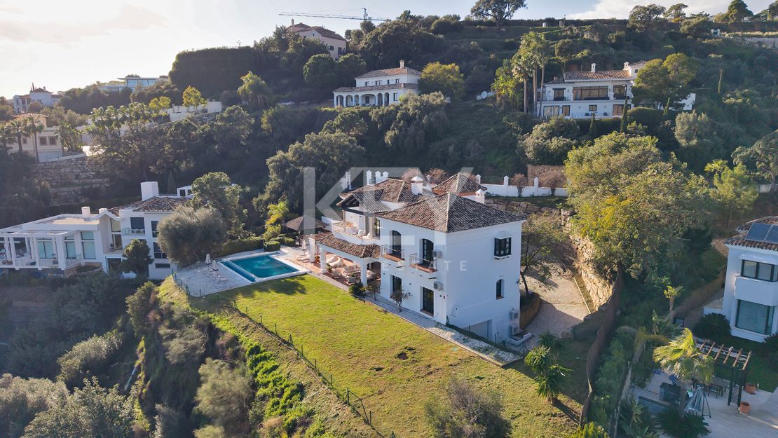Villa Excepcional con Vistas Panorámicas al Mar en una Gran Parcela en Benahavís