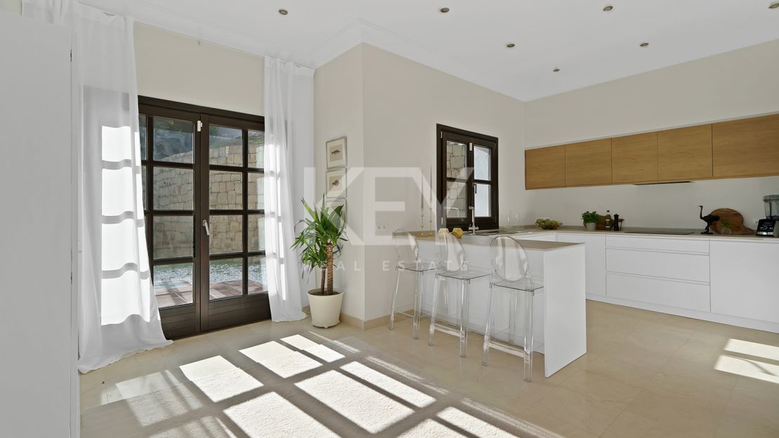 Villa Excepcional con Vistas Panorámicas al Mar en una Gran Parcela en Benahavís