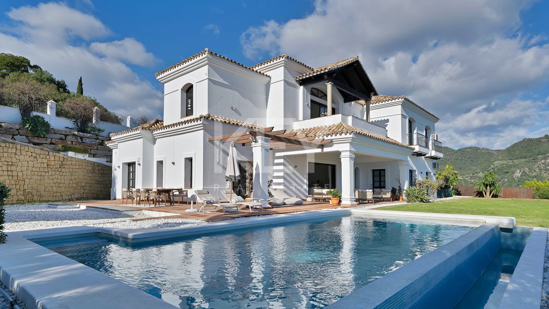 Villa Excepcional con Vistas Panorámicas al Mar en una Gran Parcela en Benahavís