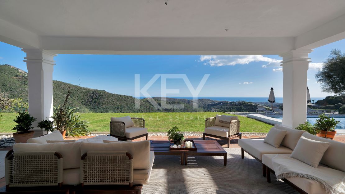 Villa Excepcional con Vistas Panorámicas al Mar en una Gran Parcela en Benahavís