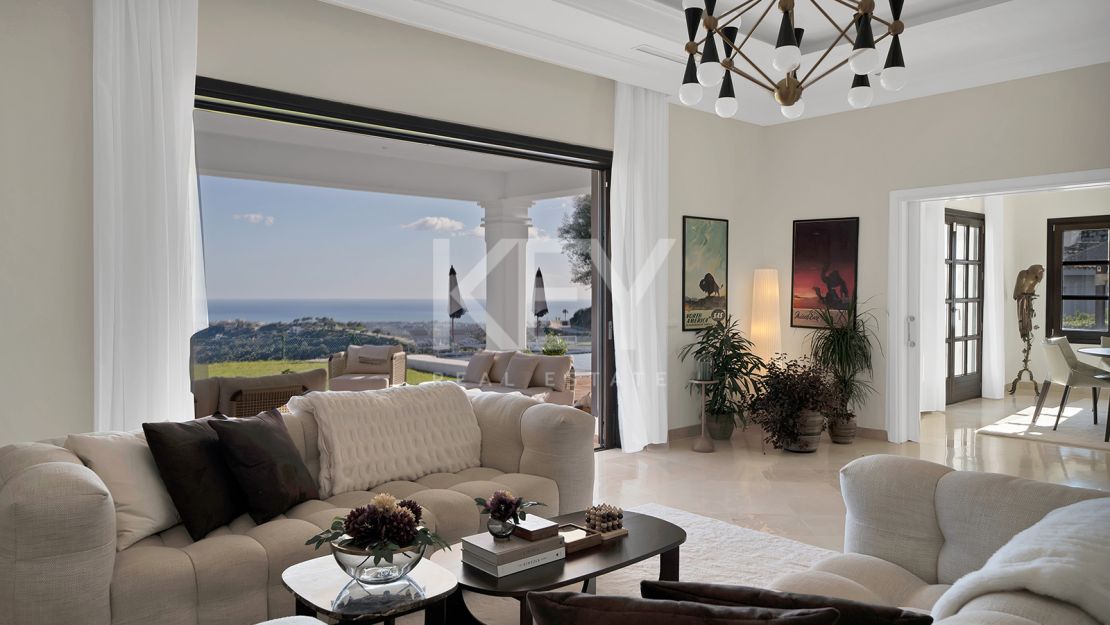 Villa Excepcional con Vistas Panorámicas al Mar en una Gran Parcela en Benahavís