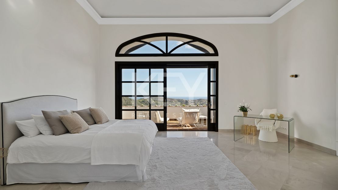 Villa Excepcional con Vistas Panorámicas al Mar en una Gran Parcela en Benahavís