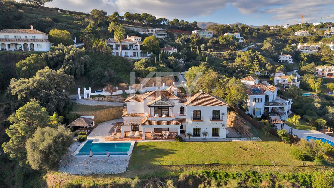 Villa Excepcional con Vistas Panorámicas al Mar en una Gran Parcela en Benahavís