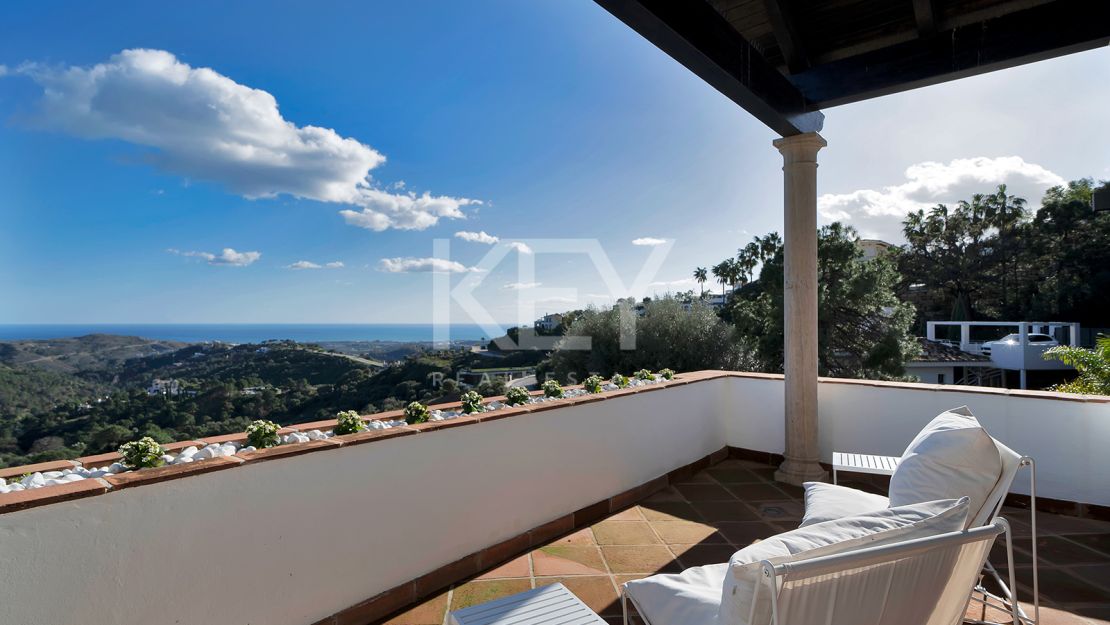 Villa Excepcional con Vistas Panorámicas al Mar en una Gran Parcela en Benahavís