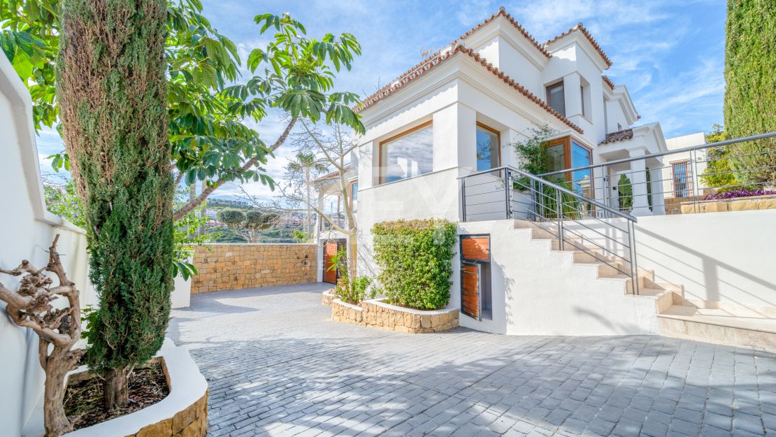 Elegant Villa with Sea Views in Benahavis, Marbella