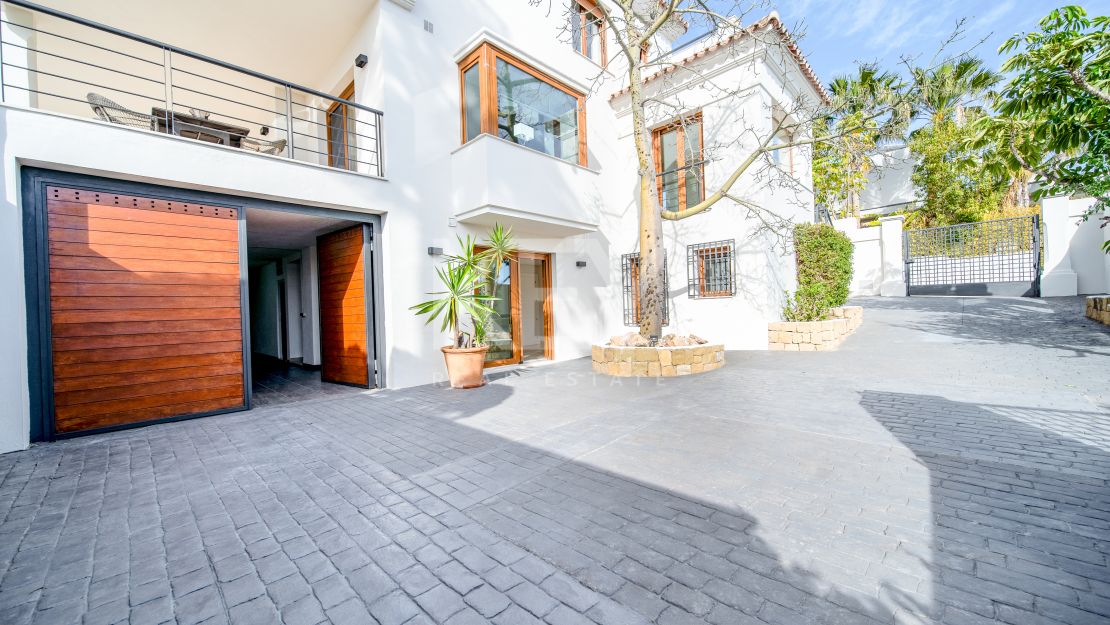 Elegant Villa with Sea Views in Benahavis, Marbella
