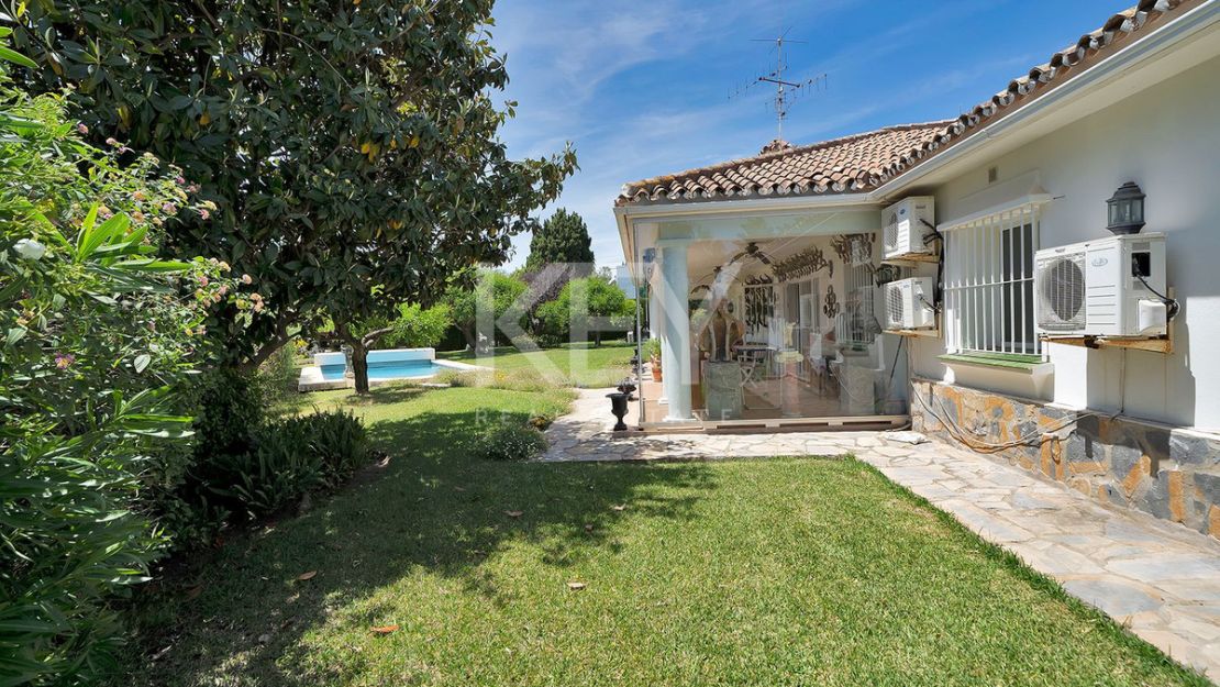 Opportunity in el Paraiso Close to Amenities and Golf