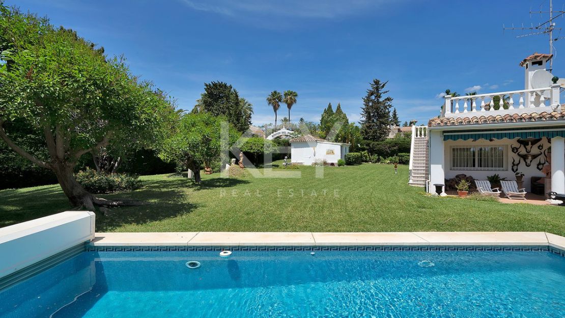 Opportunity in el Paraiso Close to Amenities and Golf
