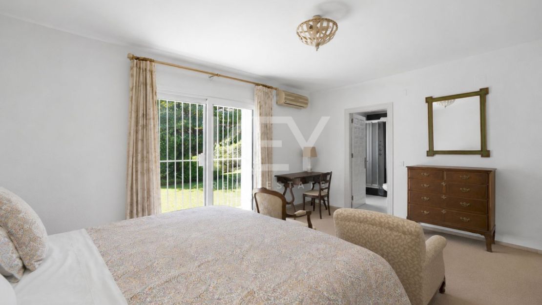 Opportunity in el Paraiso Close to Amenities and Golf