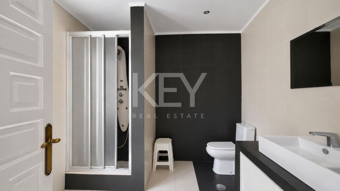 Opportunity in el Paraiso Close to Amenities and Golf