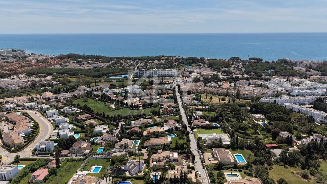 Opportunity in el Paraiso Close to Amenities and Golf