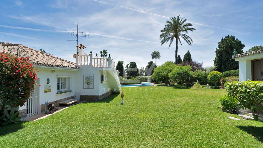 Opportunity in el Paraiso Close to Amenities and Golf
