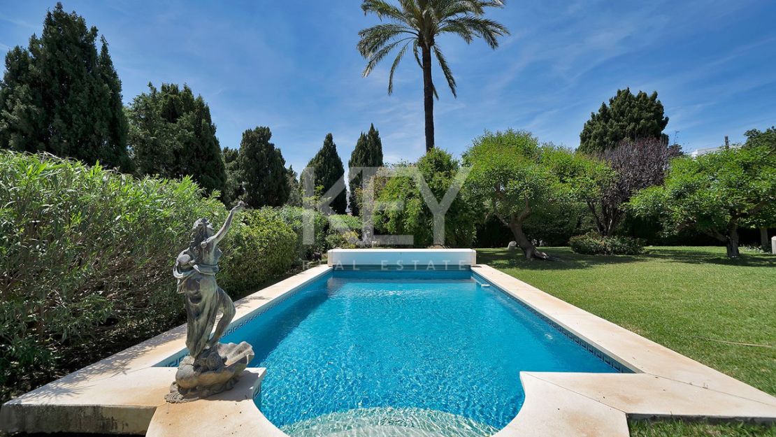 Opportunity in el Paraiso Close to Amenities and Golf