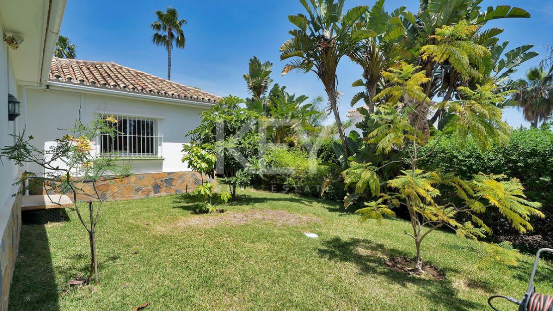 Opportunity in el Paraiso Close to Amenities and Golf