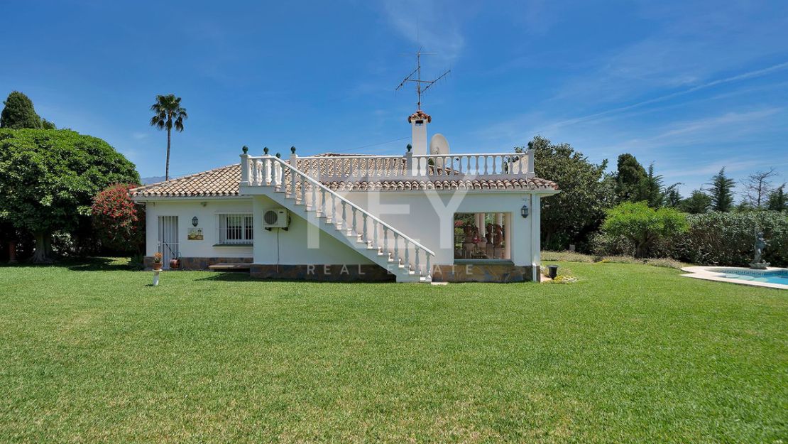 Opportunity in el Paraiso Close to Amenities and Golf
