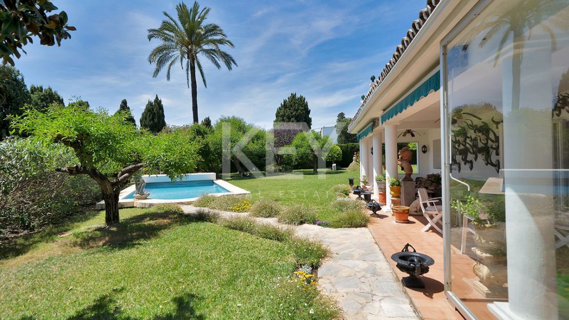 Opportunity in el Paraiso Close to Amenities and Golf