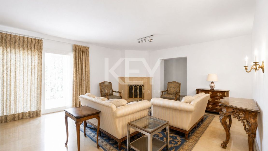 Opportunity in el Paraiso Close to Amenities and Golf
