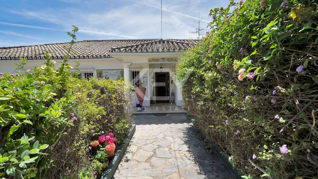 Opportunity in el Paraiso Close to Amenities and Golf