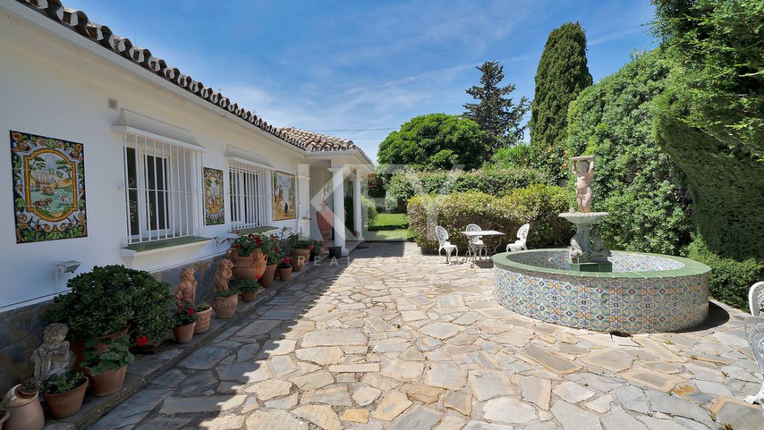 Opportunity in el Paraiso Close to Amenities and Golf