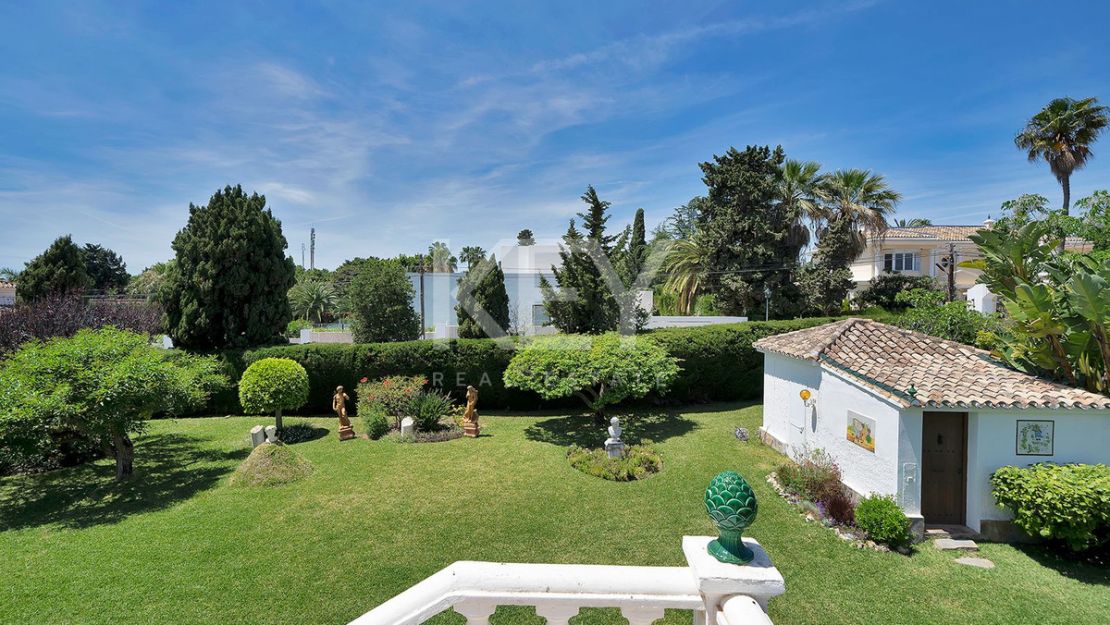 Opportunity in el Paraiso Close to Amenities and Golf