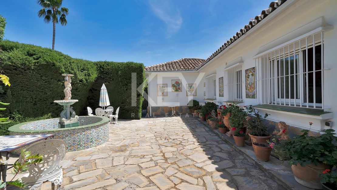 Opportunity in el Paraiso Close to Amenities and Golf