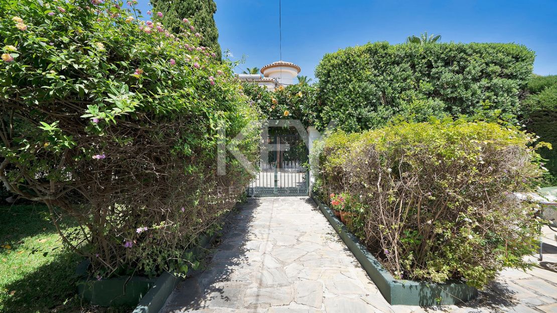 Opportunity in el Paraiso Close to Amenities and Golf