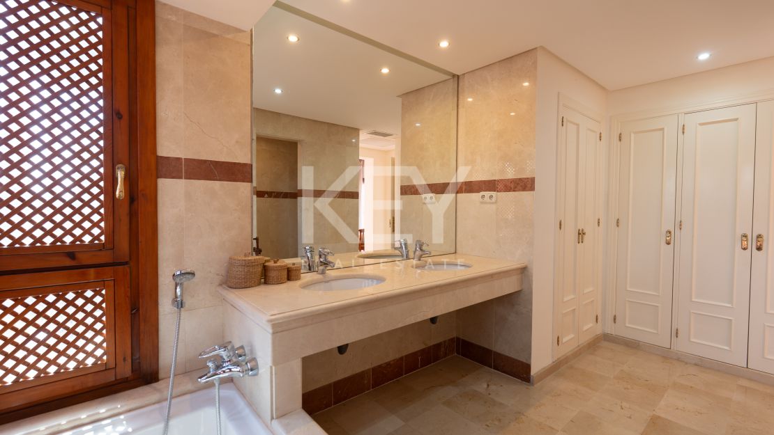 Duplex Penthouse in Prestigious Menara Beach, Estepona