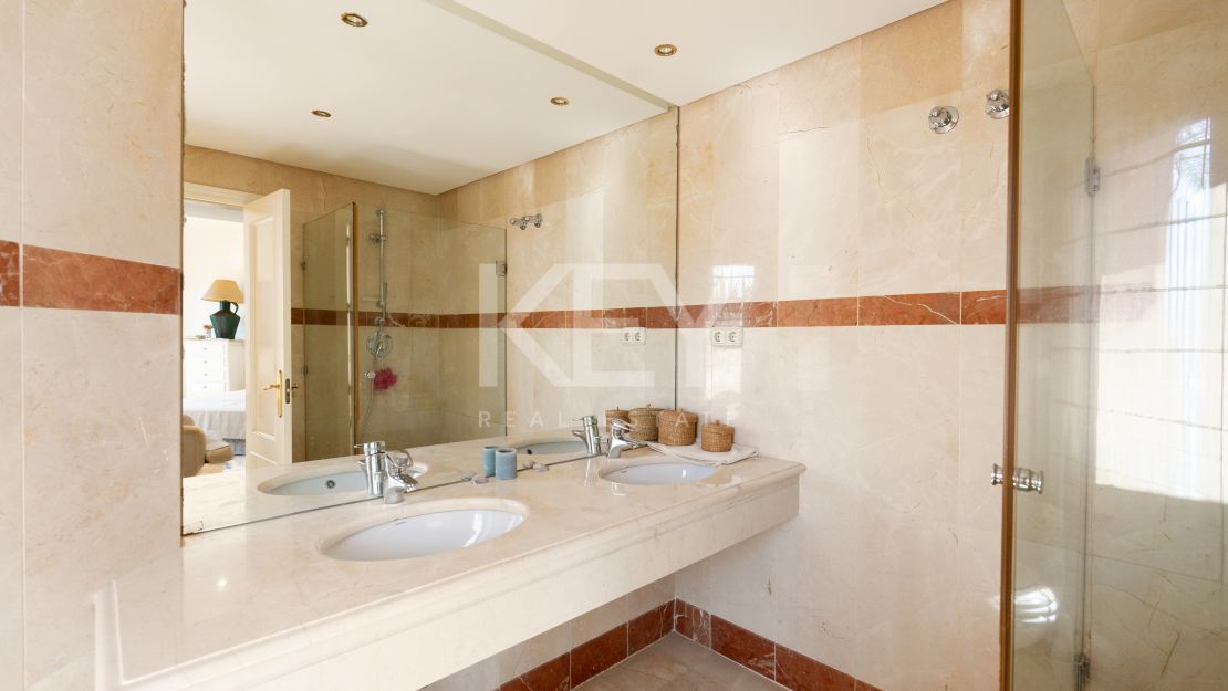 Duplex Penthouse in Prestigious Menara Beach, Estepona