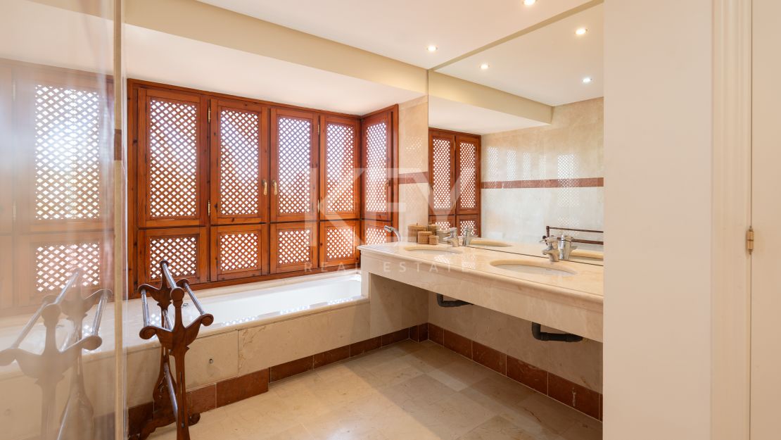 Duplex Penthouse in Prestigious Menara Beach, Estepona