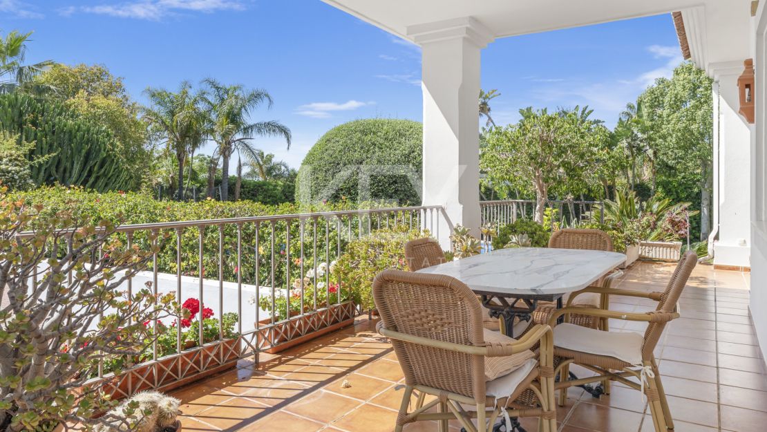 Luxury Andalusian villa with sea views in El Paraiso Alto