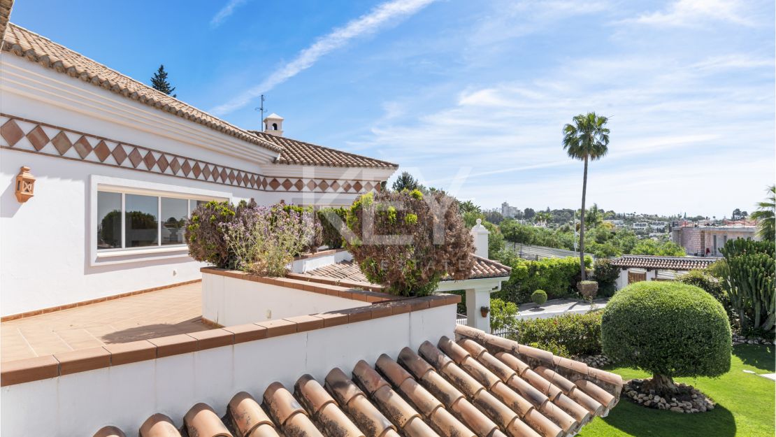 Luxury Andalusian villa with sea views in El Paraiso Alto