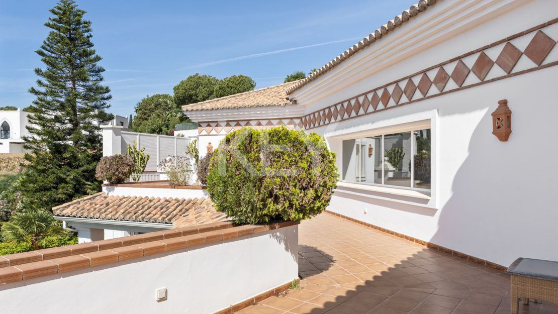 Luxury Andalusian villa with sea views in El Paraiso Alto