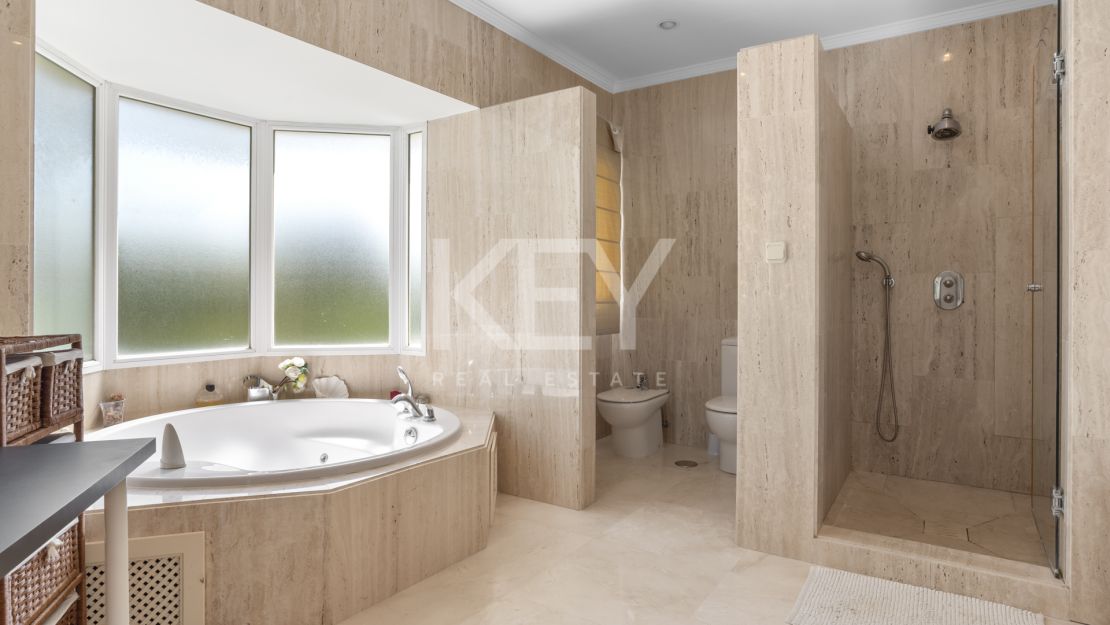 Luxury Andalusian villa with sea views in El Paraiso Alto