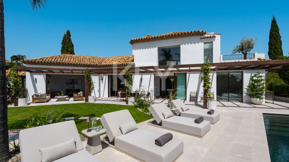 Villa with Panoramic Sea Views and Private Wellness Area in El Herrojo, Benahavís