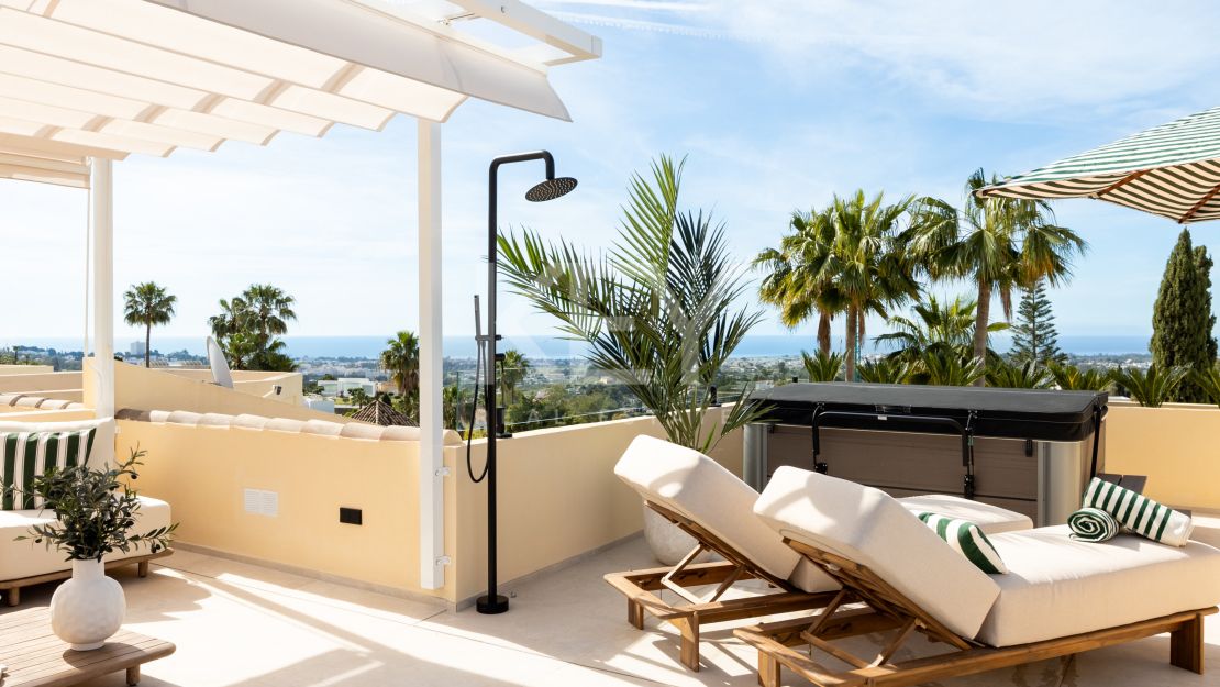 Luxury Townhouse in El Herrojo Benahavís with Sea Views & Rooftop Jacuzzi
