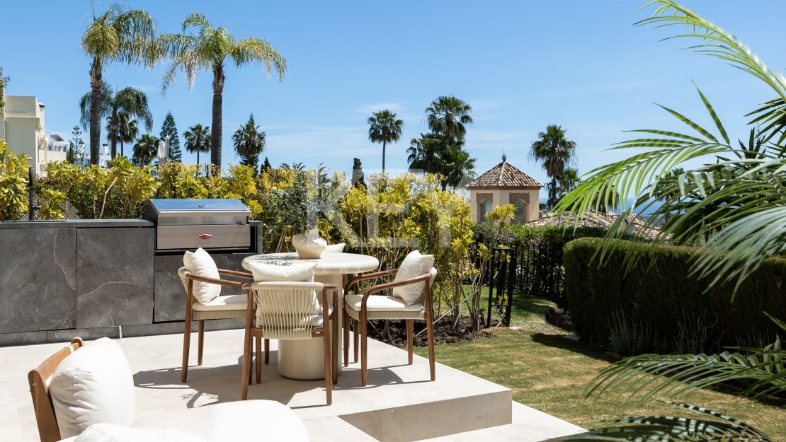 Luxury Townhouse in El Herrojo Benahavís with Sea Views & Rooftop Jacuzzi
